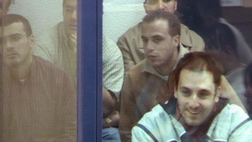 José Emilio Suárez Trashorras, en primer plano, durante el juicio por el 11M, con otros procesados detrás.