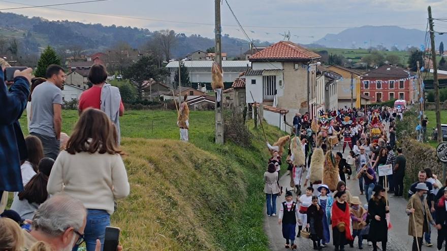 Valdesoto vive la tradición en un multitudinario desfile de &quot;mazcaraos&quot;