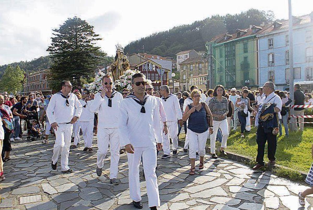El Nalón embarca a la Virgen del Carmen