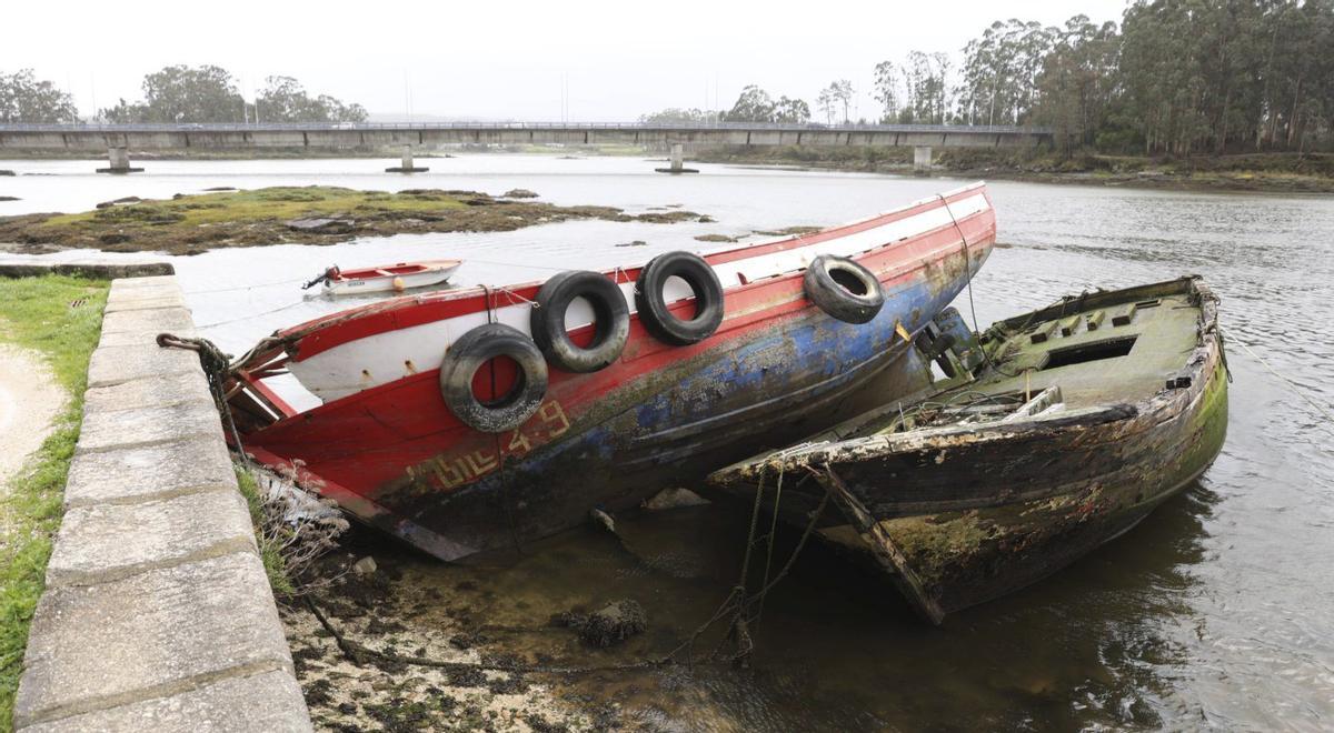 Barcos abandonados en la zona de O Ariño, en Vilanova de Arousa.