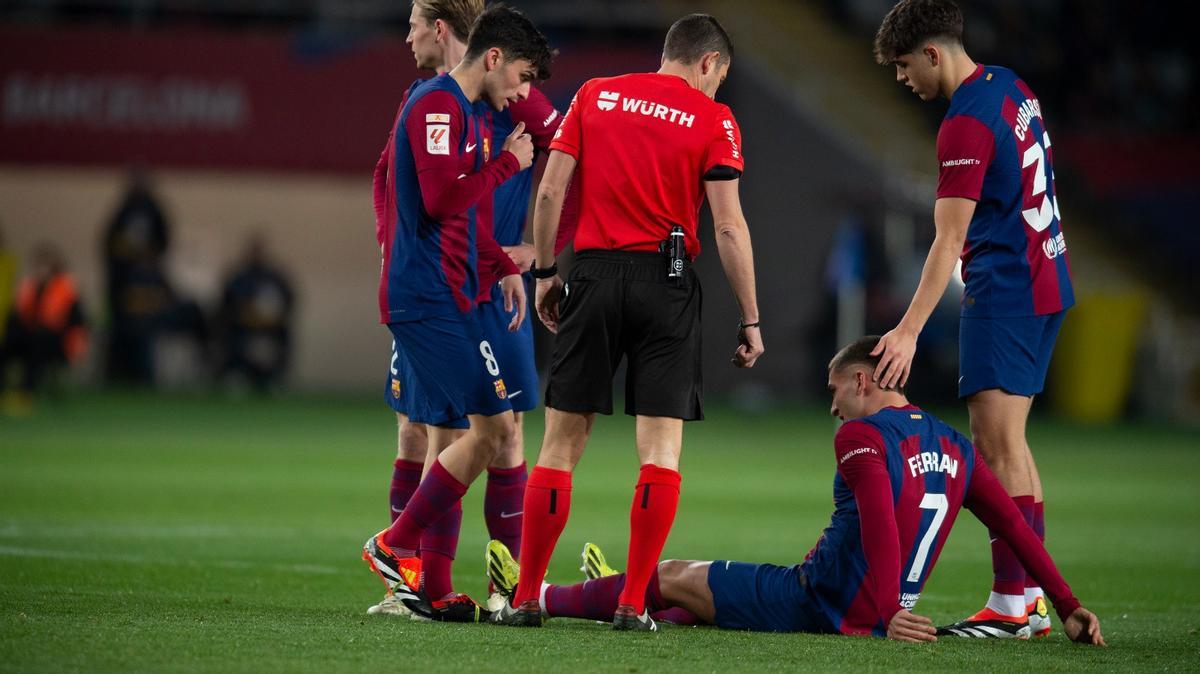 Pau Cubarsí consuela a Ferran Torres por la lesión muscular que sufrió ante Osasuna.