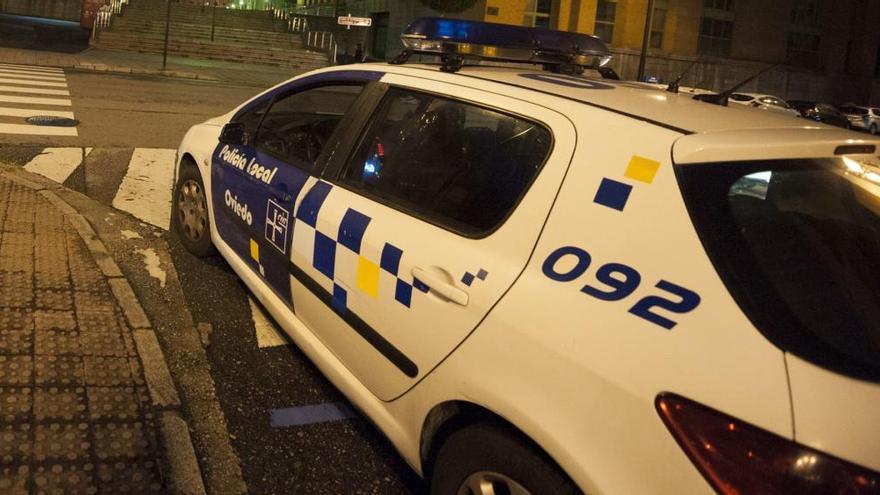 Un coche de la policía local, por la noche, en Oviedo.