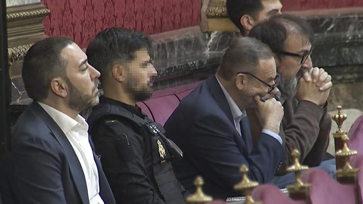 Aldama (esquerra), un agent de policia, Ábalos i Koldo García.