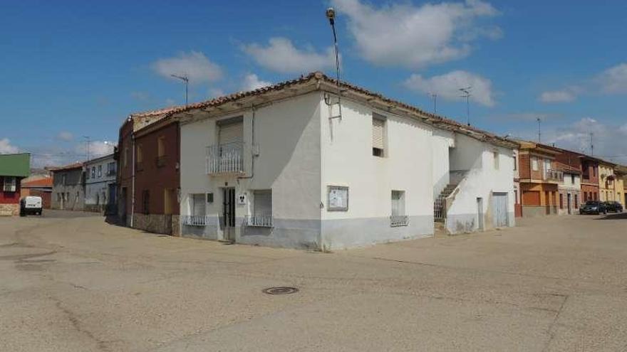 Casona de Manganeses de la Polvorosa que el Ayuntamiento pretende convertir en centro cultural.