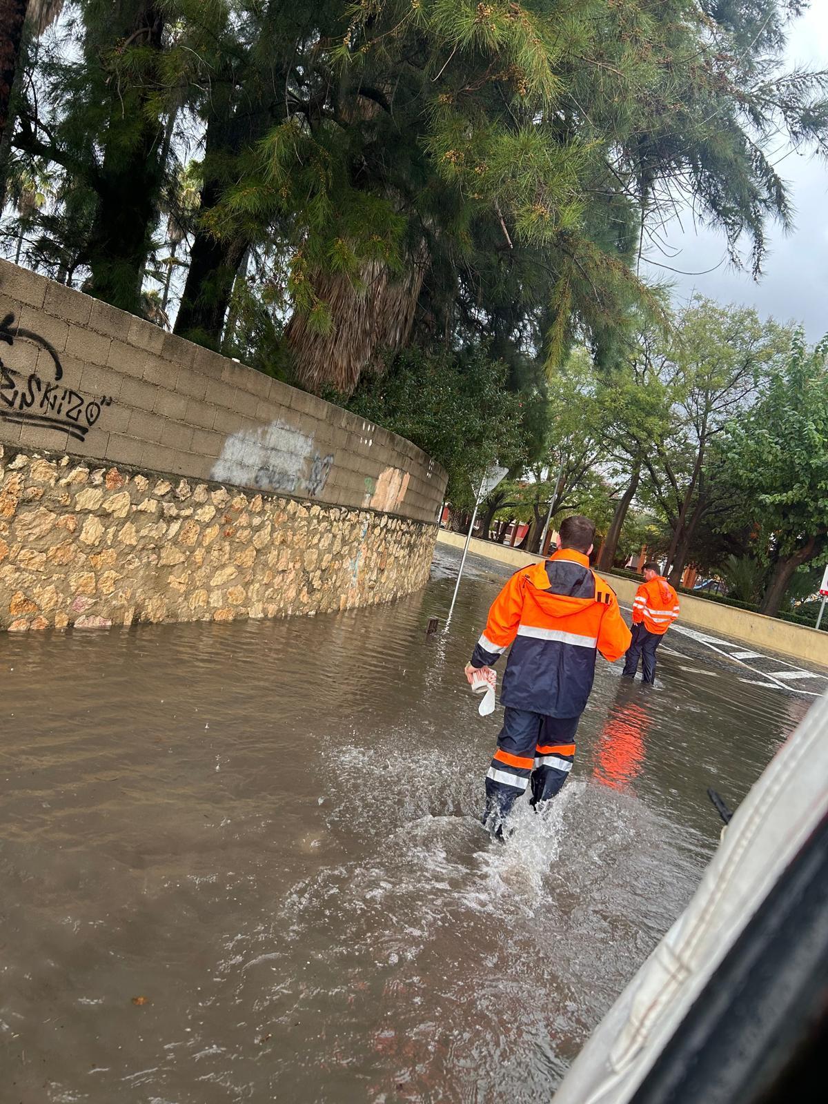 Protección Civil de Carcaixent durante los trabajos tras la dana del 29 de octubre.