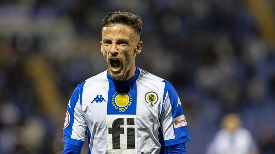 Javi Moreno, durante la celebración de un gol con la camiseta del Hércules esta temporada.
