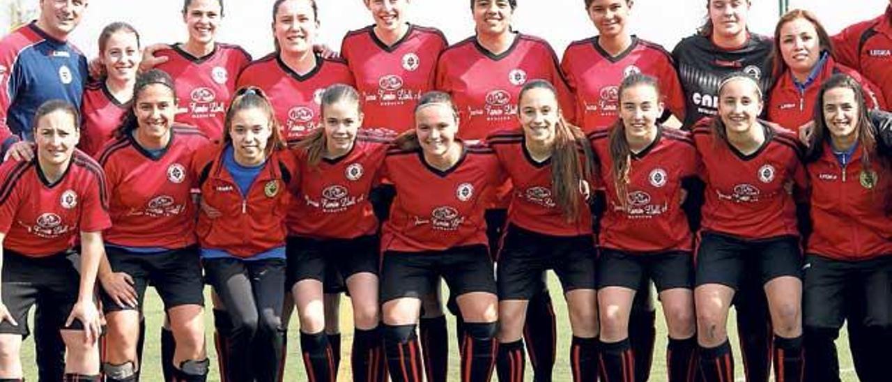 Plantilla del Porto Cristo que ayer logró el ascenso a la Segunda División femenina al proclamarse campeón en Autonómica.