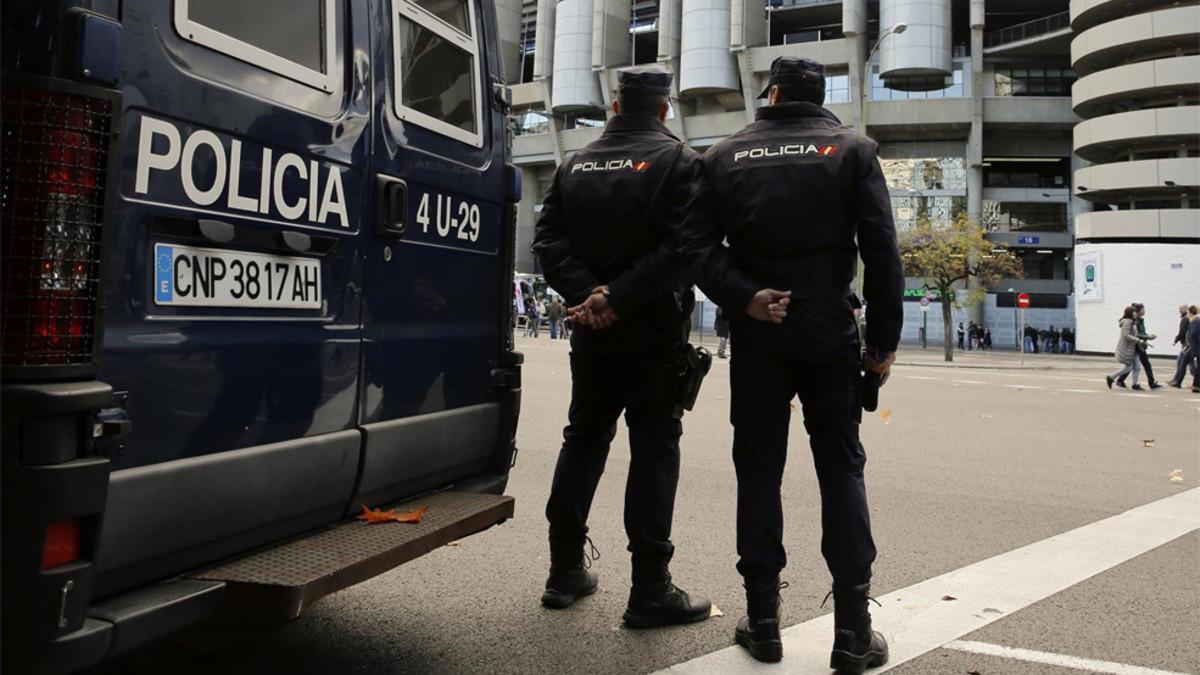 Agentes del Cuerpo de Policía Nacional en los alrededores del estadio Santiago Bernabéu antes de la disputa de un Real Madrid-Barça