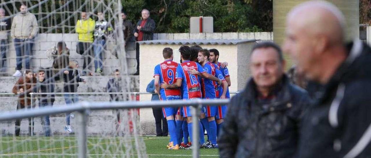 Los unionistas celebran uno de sus goles en el campo del Velle. // Jesús Regal