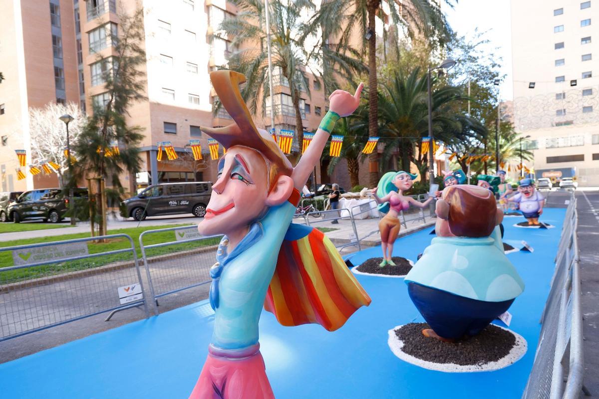 José Luis Martínez Almeida visita "la falla más larga del mundo" José Luis Martínez Almeida visita "la falla más larga del mundo"