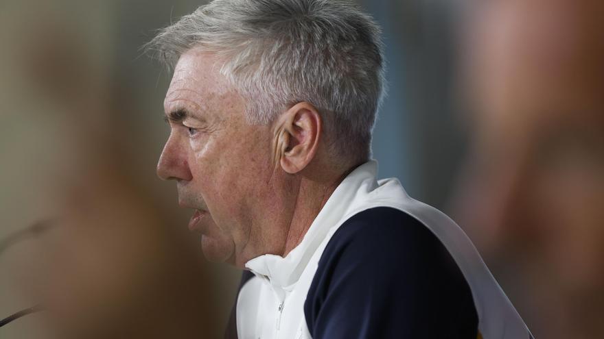 Ancelotti abre la puerta al fichaje de un central como sustituto de Alaba