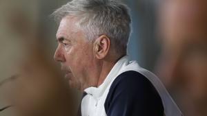 Ancelotti abre la puerta al fichaje de un central como sustituto de Alaba