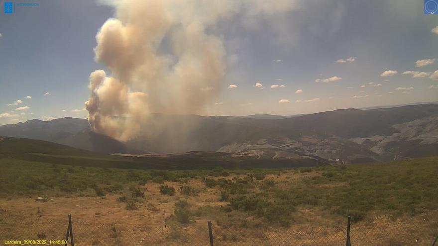 Un nuevo incendio en Carballeda de Valdeorras ya arrasa 90 hectáreas