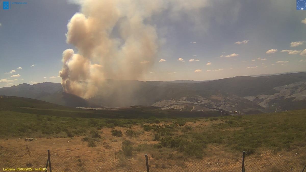 Foco del nuevo incendio que afecta a la parroquia de Casaio, en Carballeda de Valdeorras.