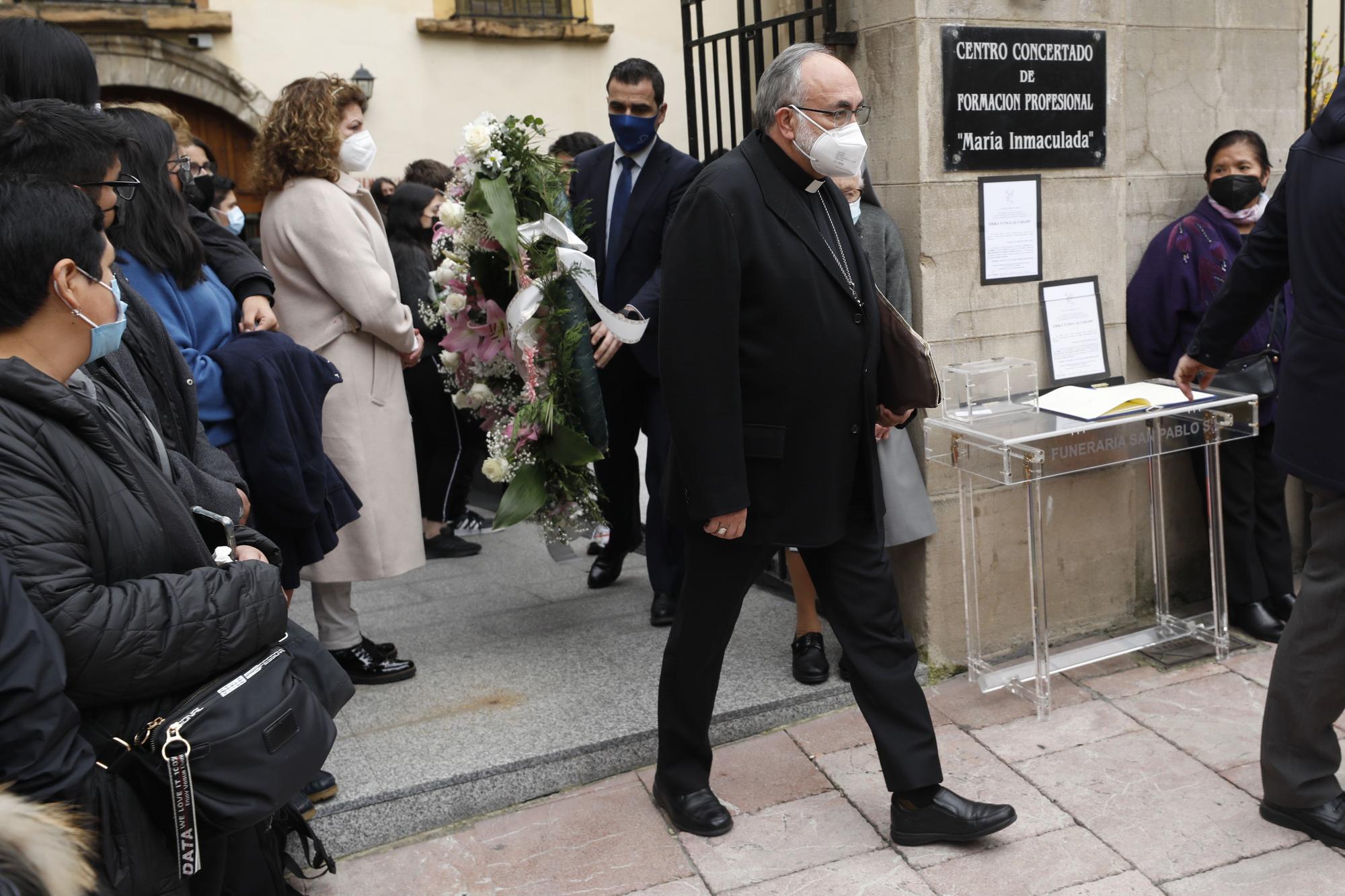 Entre lágrimas, aplausos y "sin odio": así despidió Oviedo a Erika, la niña de 14 años asesinada en el portal de su casa