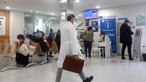 Pacientes en el centro de salud Concepción Arenal de Santiago.