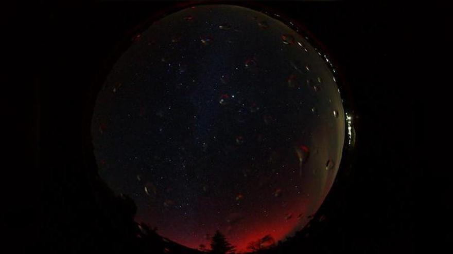 Así se vio desde Allande la impresionante aurora boreal que tiñó de rojo el cielo asturiano