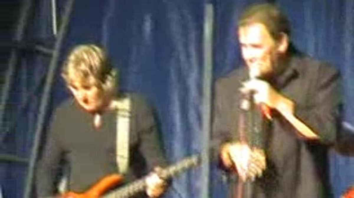 El grup The Troggs, liderat per Reg Presley, canten ’Wild things’, el 2005.