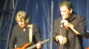 El grup The Troggs, liderat per Reg Presley, canten ’Wild things’, el 2005.