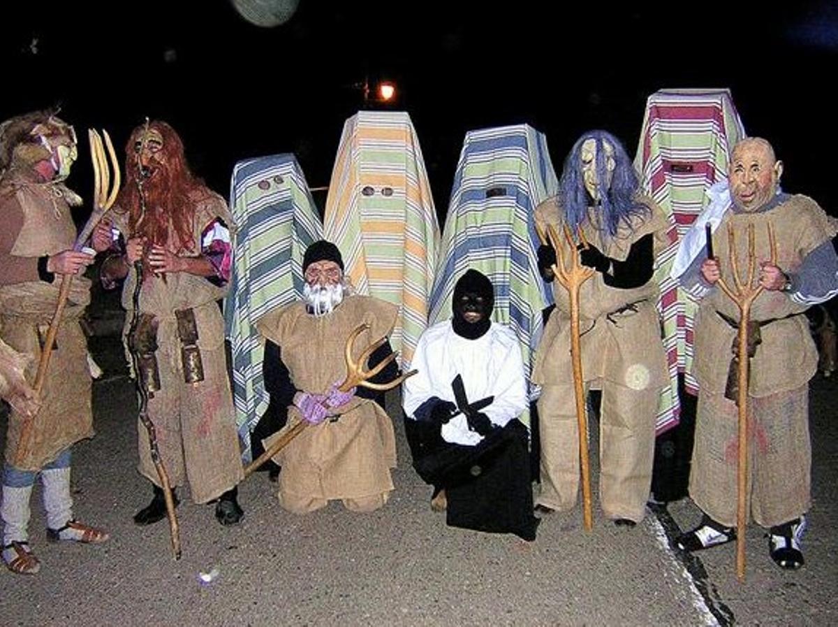 Varios lugareños de Luco de Jiloca disfrazado de zarragones, diablos o dulzaineros