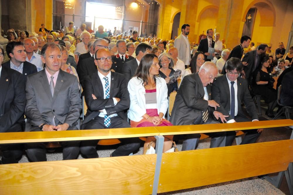 El president Puigdemont conversa amb mossèn Climent Forner abans de l'ofici del Centenari a Berga.