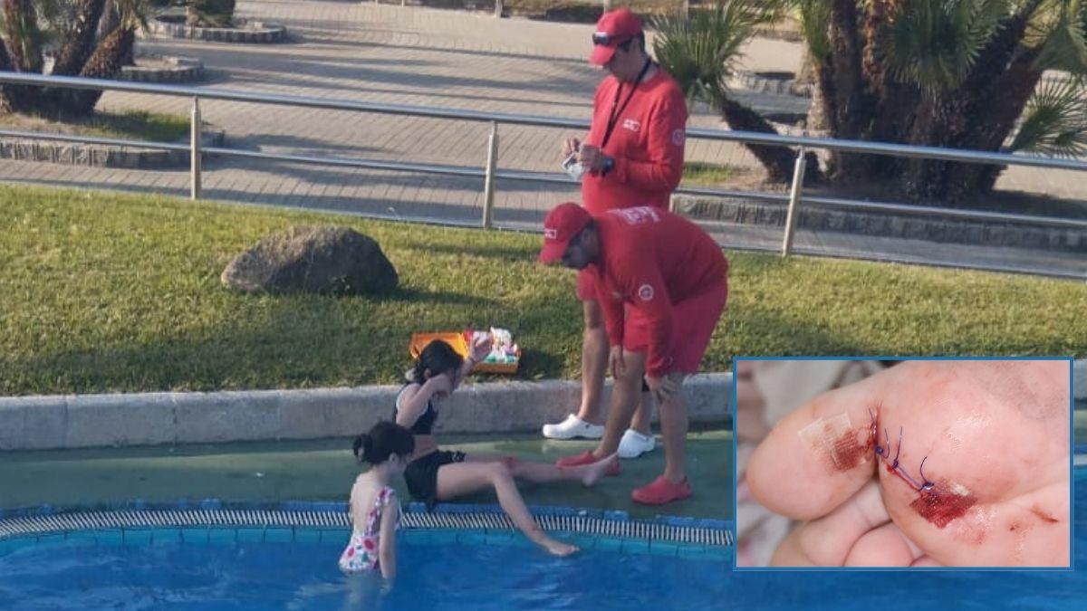 Los socorristas atienden a Alondra, en presencia de su prima. En la esquina inferior de la foto, el corte que sufrió en el pie, ya con los puntos de sutura.