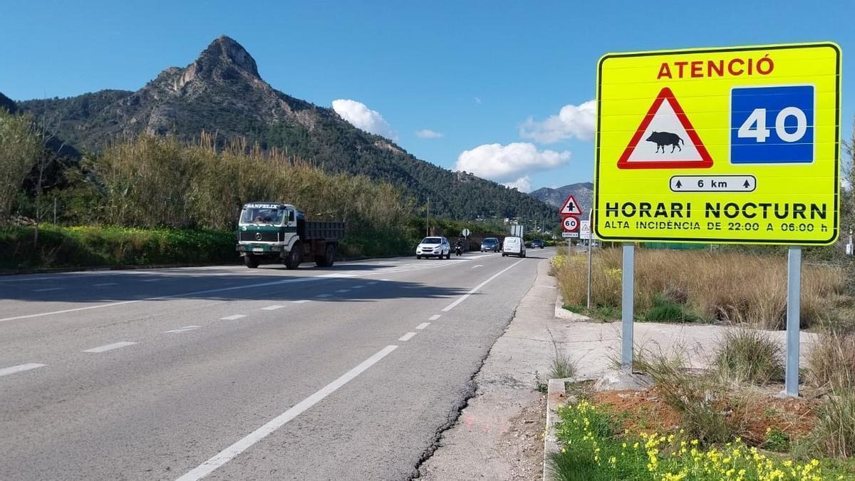 La carretera de Gandia a Barx con las señales de advertencia sobre la presencia de jabalíes