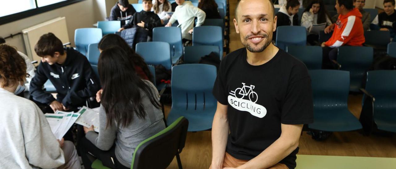 Alejandro Marín, ayer, en el salón de actos del IES Montevil, durante su charla.