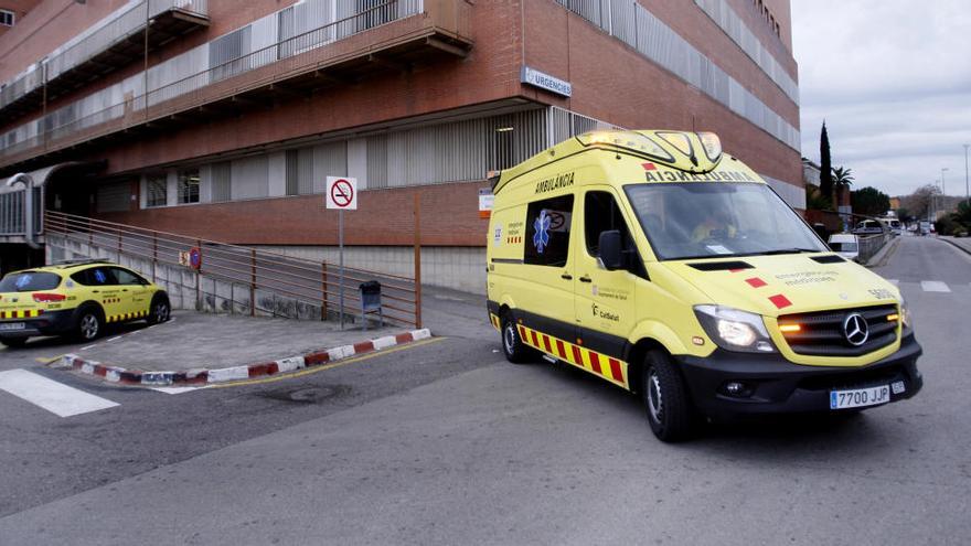 Una ambulància a l&#039;entrada d´urgències de l&#039;hospital Josep Trueta, en una imatge d&#039;arxiu · Marc Martí
