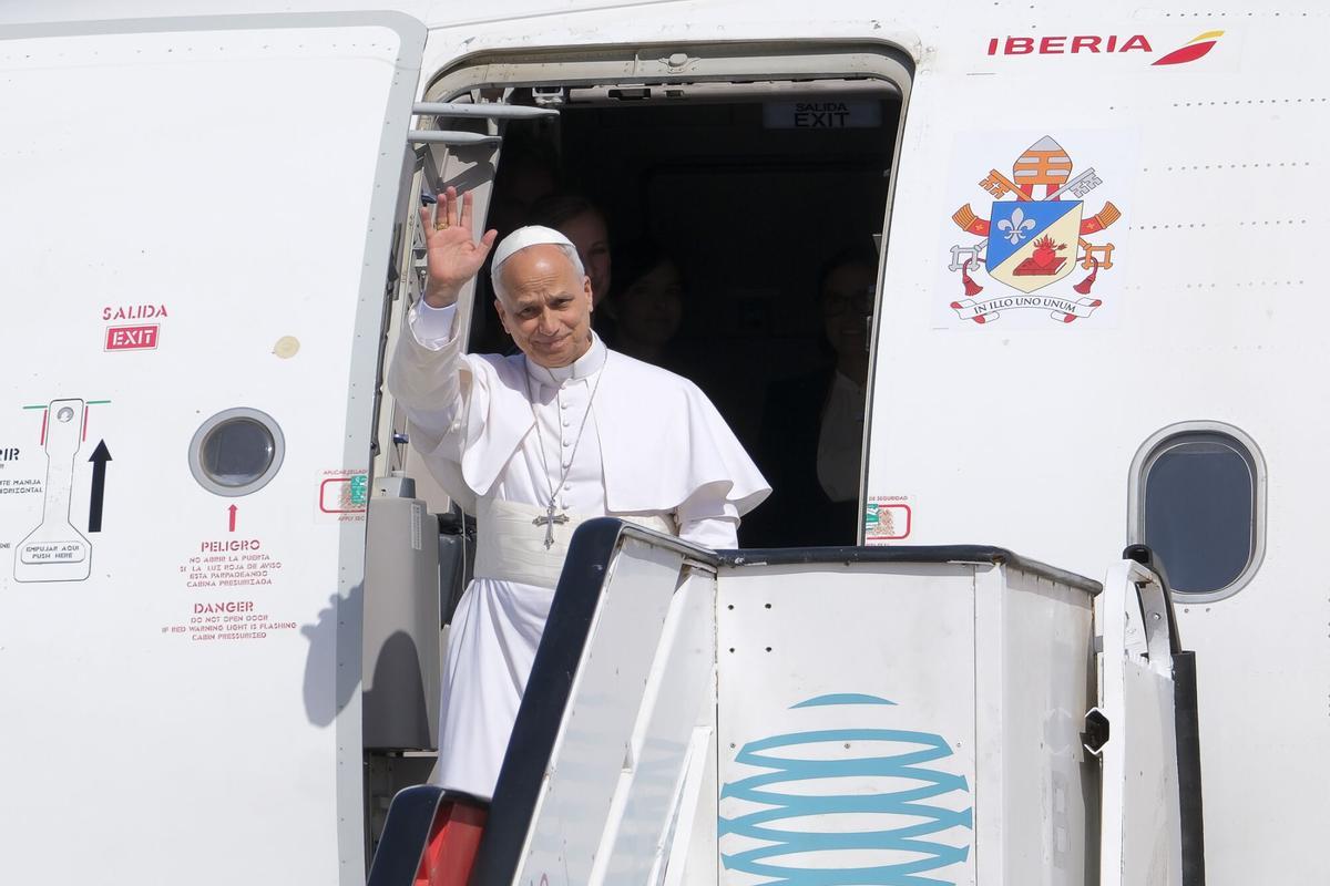 Visita del papa León XIX Llegada del papa al aeropuerto