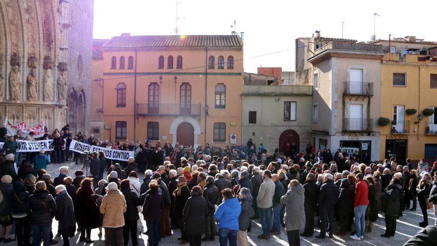 Protesta a Castelló d&#039;Empúries en contra de la decisió del Bisbat de rellevar el mossèn