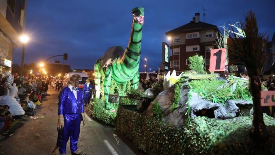 Los Castiellosaurios, el "infierno" de Os Mesmos de Siempre o las abuelas antroxadas encienden el Antroxu gijonés