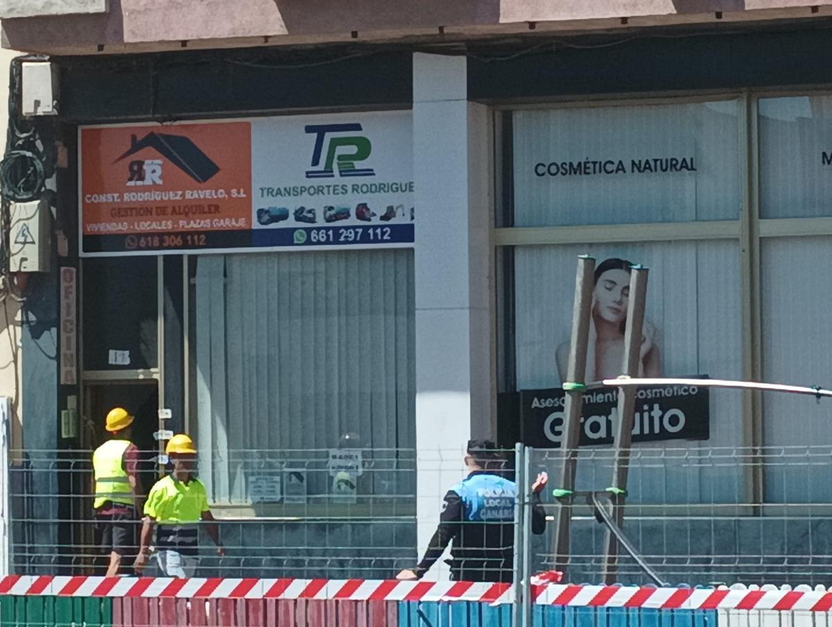 Imagen de la puerta de acceso al inmueble, junto a la empresa Construcciones Rodríguez Ravelo, gestión de alquiler.