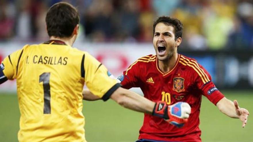 Fábregas celebra el pase a la final con Casillas.