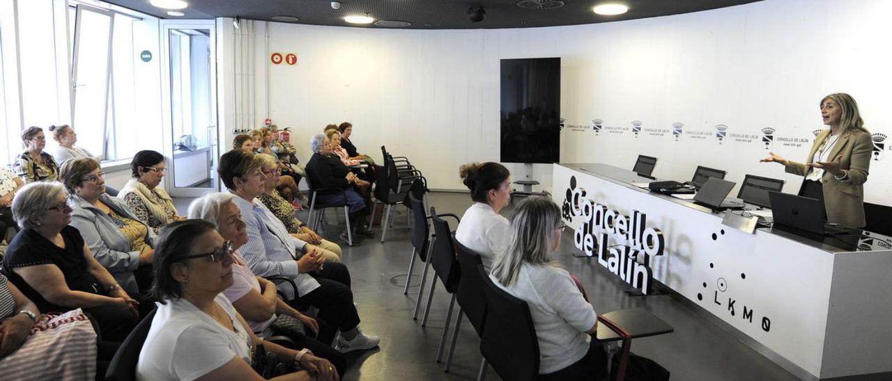 Asistentes, ayer, a la charla impartida por Marisol López. |   // BERNABÉ/JAVIER LALÍN