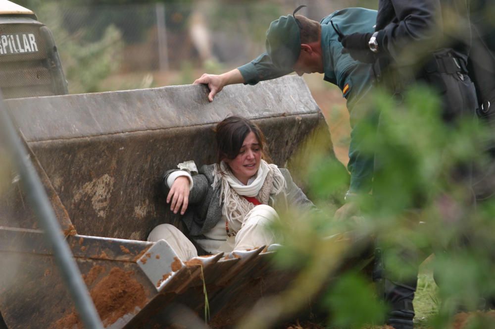 Imágenes de 2006 de los antiautopistas en la finca.