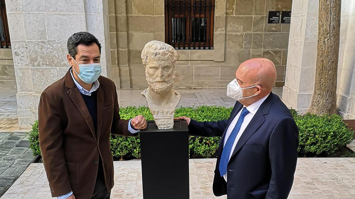 Vicente Jiménez Ifergan junto al presidente de la Junta de Andalucía en el evento de la cesión del busto