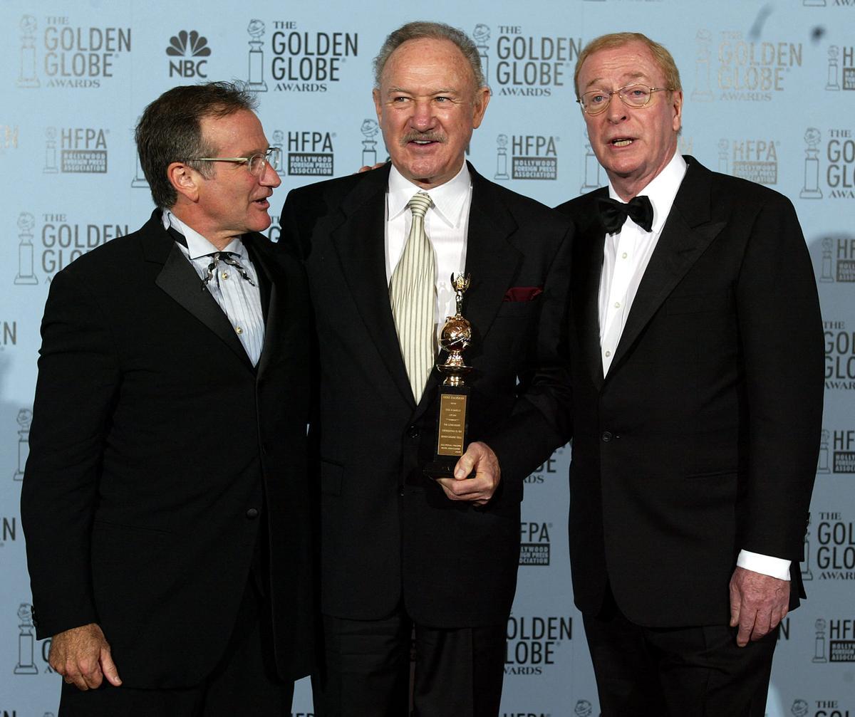Gene Hackman con el premio Cecil B. DeMille, junto a Robin Williams (izquierda) y Michael Caine, en la edición número 60 de los Globos de Oro, el 19 de enero de 2003.