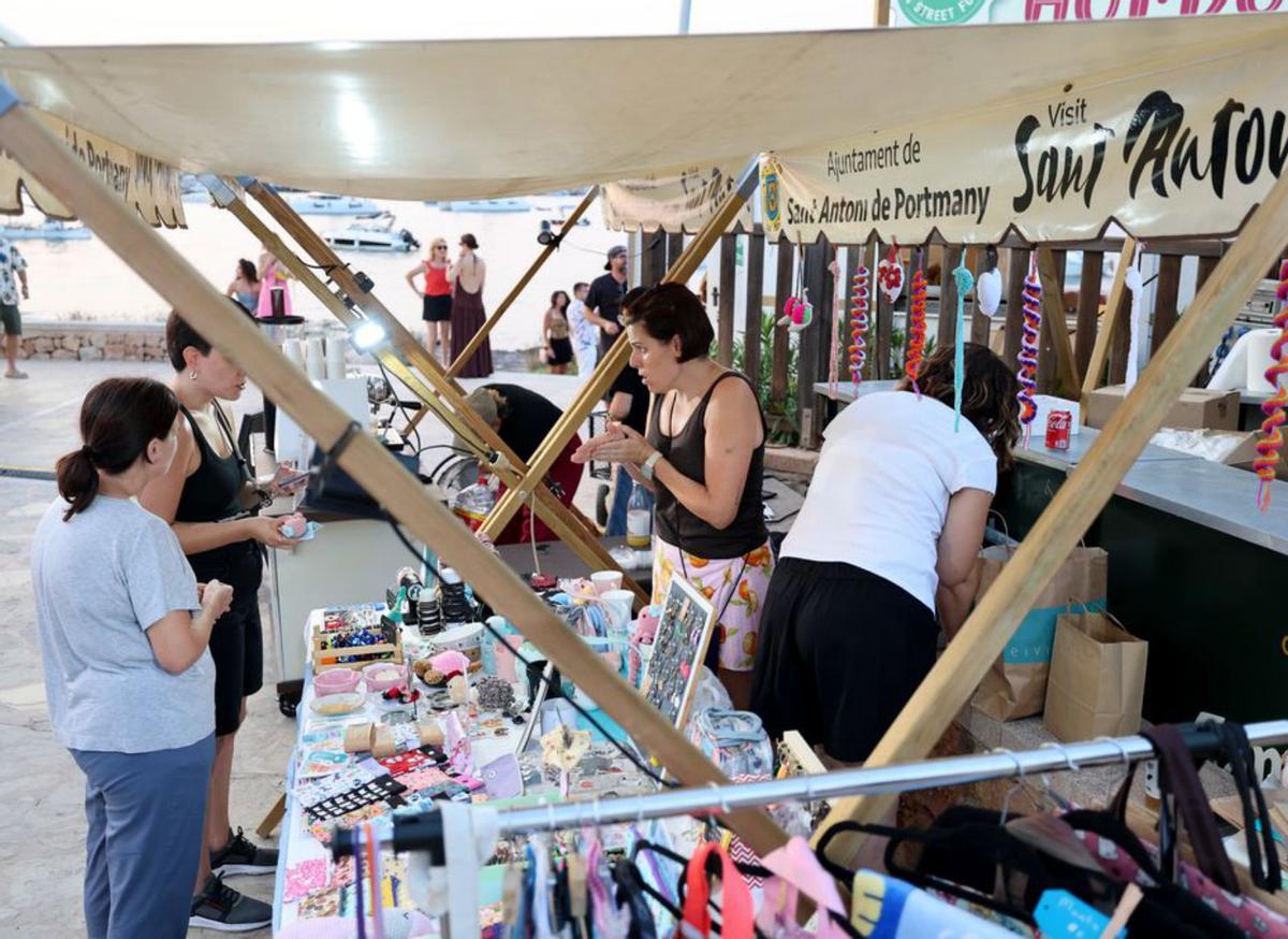 Puestos del mercadillo de ‘SananFresh’. |  | J.A. RIERA