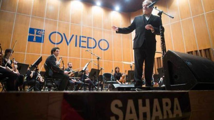 Pablo Carbonell presenta a la OCAS al inicio del concierto por el Sahara, ayer en el Auditorio.