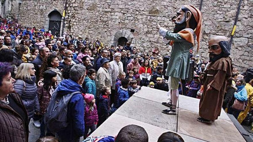 La zona de la Copeta acollirà diferents activitats. Mainada participant en un acte al carrer.