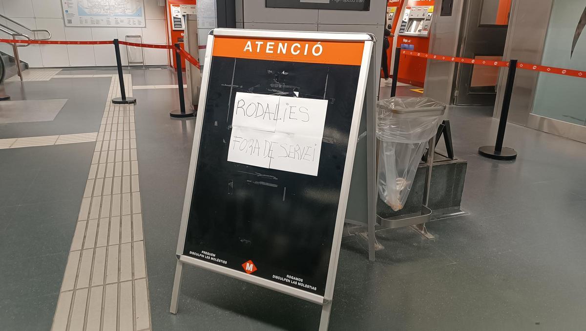 Cartel que advierte de la falta de servicio en Rodalies