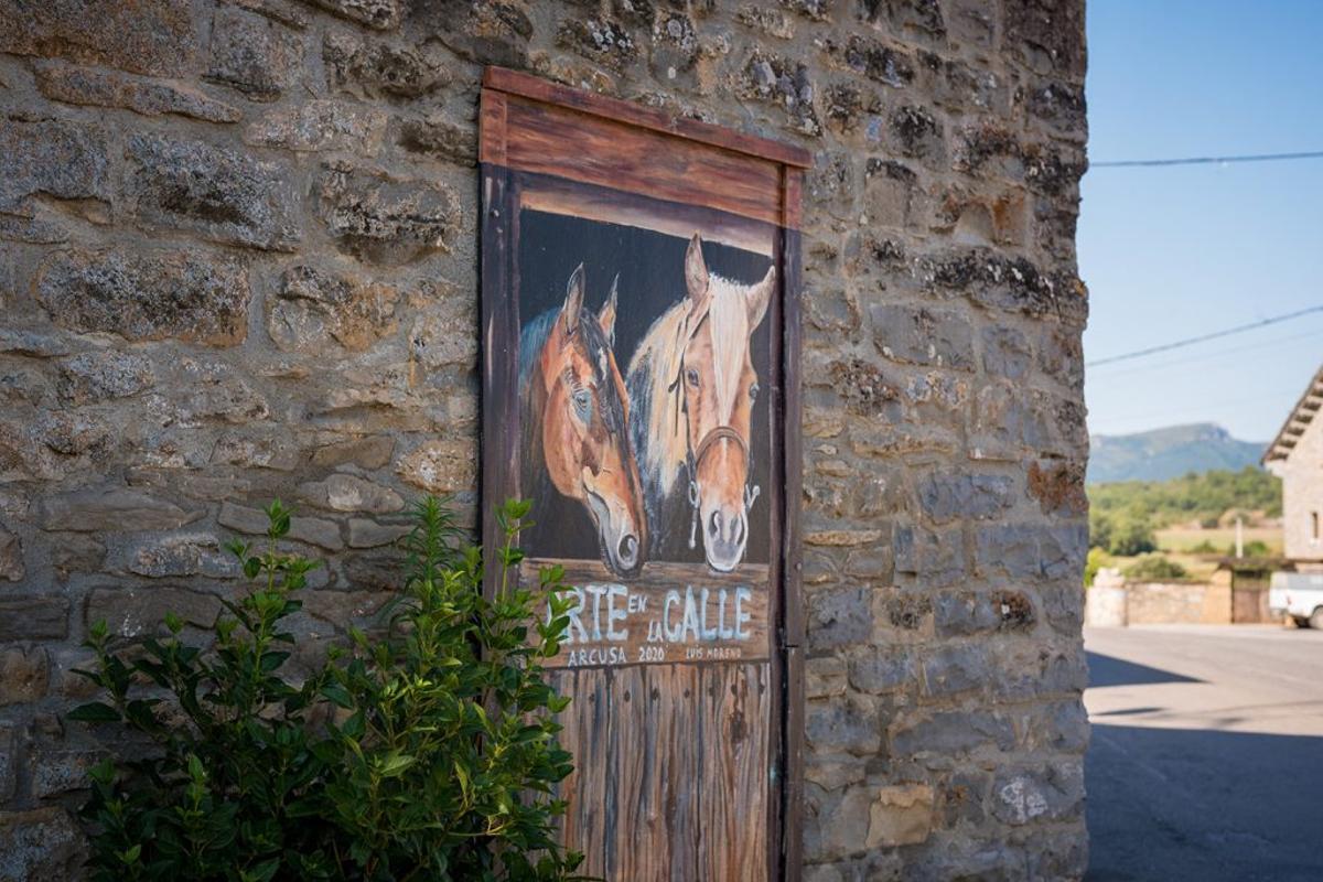 Un cuadro del tamaño de una puerta de un establo en Arcusa, Huesca