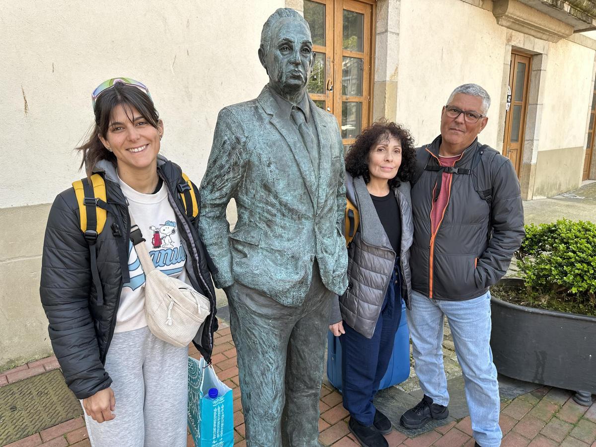 Paco Merino y Raquel Moreno, con su sobrina Jasmín Merino, junto a la estatua de Severo Ochoa, en la  plaza Alfonso X El  Sabio.