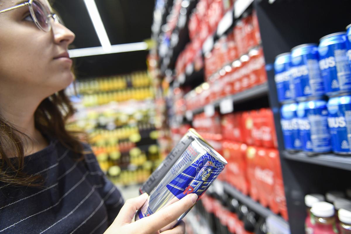 Barcelona 04.09.2019 Economía Una joven se interesa por las bebidas azucaradas en un supermercado. Fotografía de Jordi Cotrina