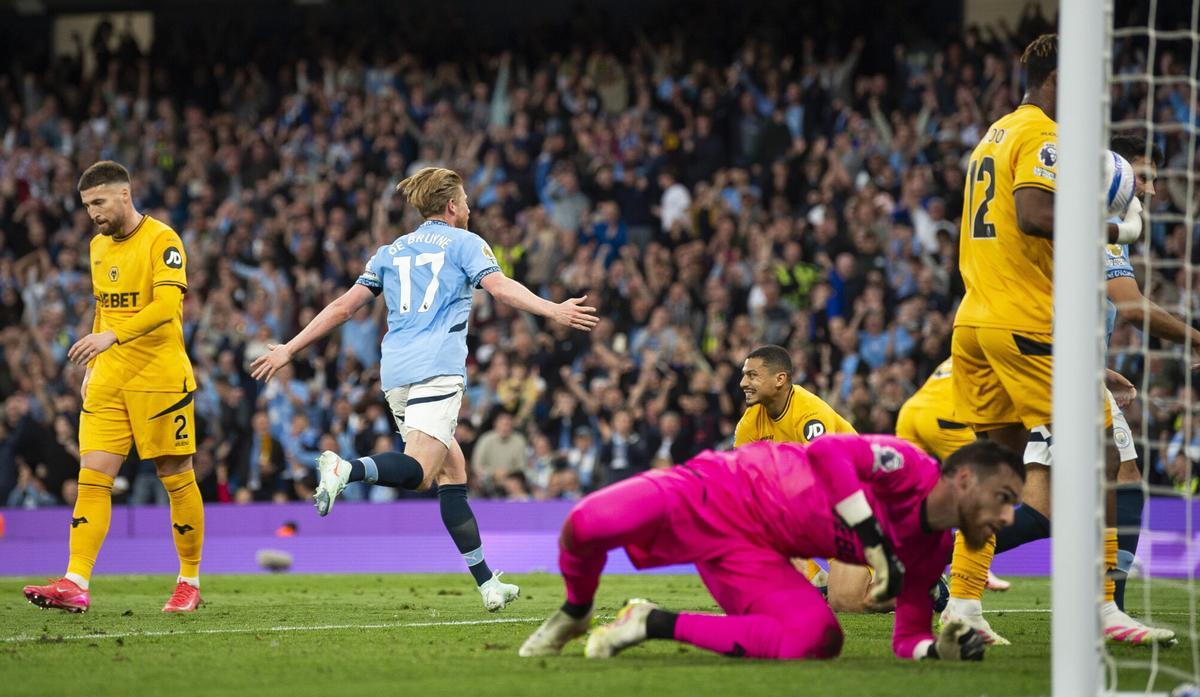 Manchester (United Kingdom), 02/05/2025.- Kevin De Bruyne of Manchester City celebrates after scoring the 1-0 opening goal during the English Premier League match between Manchester City and Wolverhampton Wanderers in Manchester, Britain, 02 May 2025. (Reino Unido) EFE/EPA/PETER POWELL EDITORIAL USE ONLY. No use with unauthorized audio, video, data, fixture lists, club/league logos, 'live' services or NFTs. Online in-match use limited to 120 images, no video emulation. No use in betting, games or single club/league/player publications.