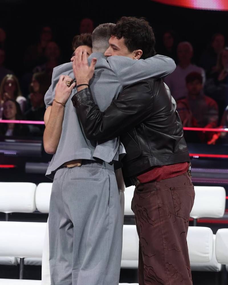 Los tres peores calificados de la noche se abrazan tras conocer quién será finalista
