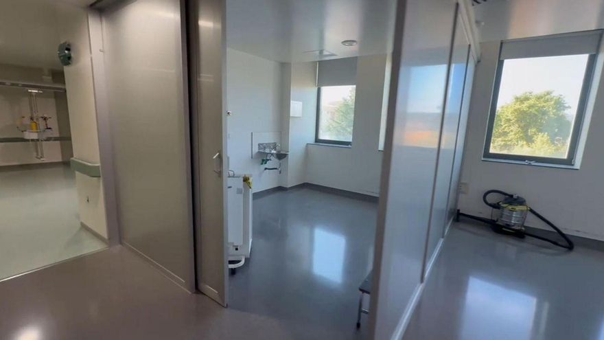 Aseo compartido, una ducha, cinco salas de dilatación y un traslado inminente al nuevo paritorio de Ourense