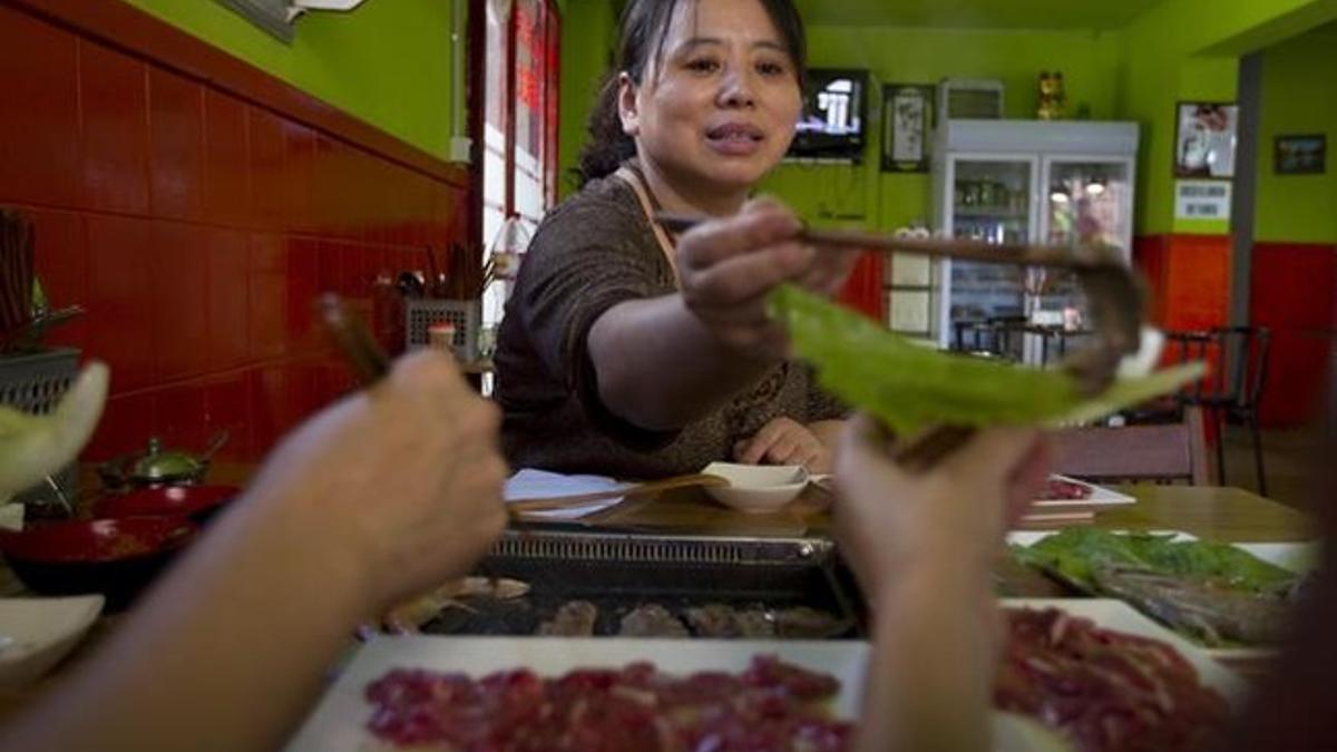 La dueña del local A Hui sirve un `bulgori¿.