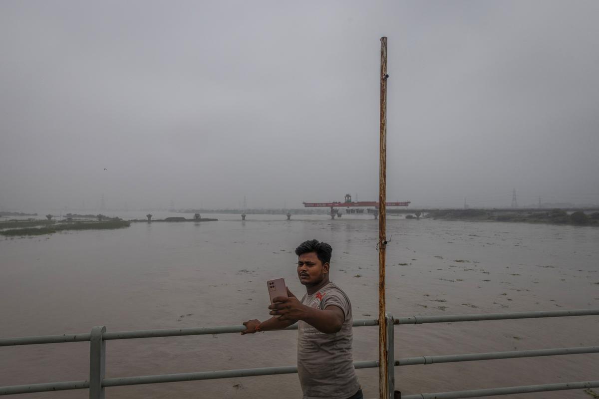 El aumento del nivel del agua del río Yamuna después de las lluvias monzónicas en Nueva Delhi.